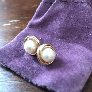 Gold and pearl earring